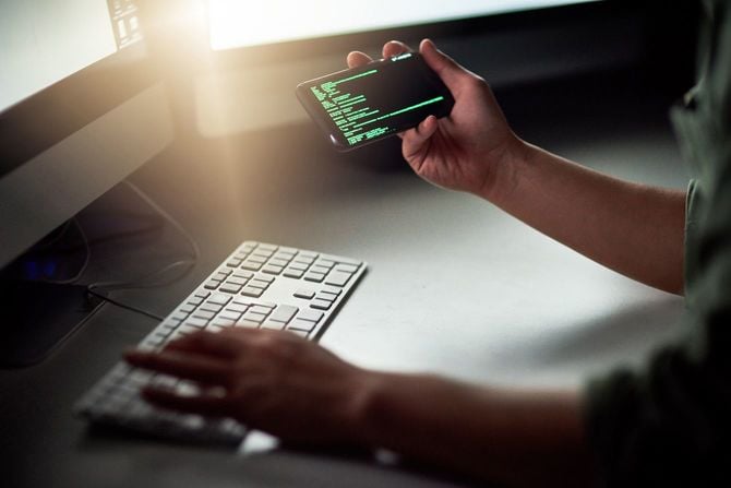 スマホでコードを確認しながらMacに打ち込む手元