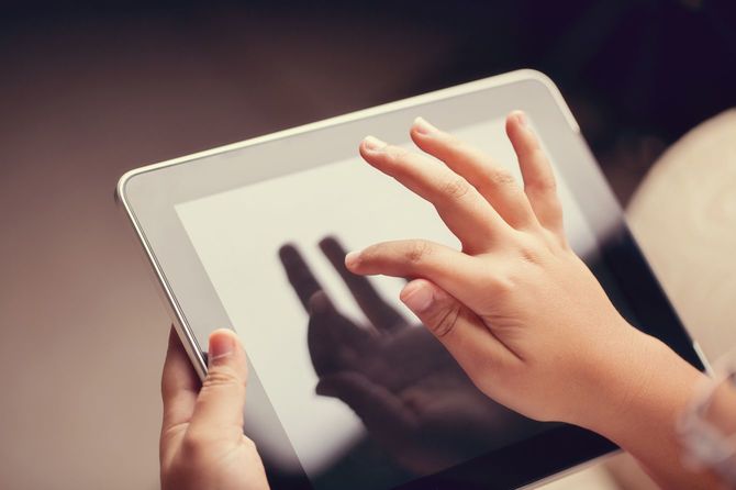 タブレット端末を使用している子供の手元