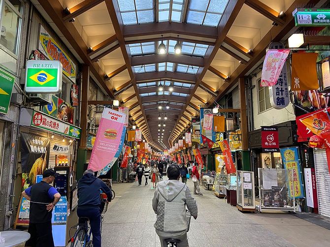 ブラジル、ベトナム、韓国など、実に多国籍な飲食店が集まる