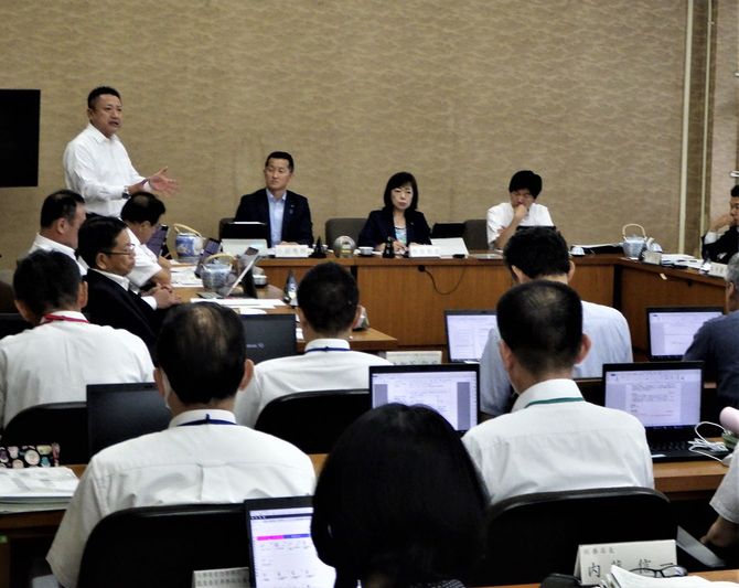 5日の総務委員会で川勝知事の“言行不一致”を批判した自民県議(静岡県議会委員会室)