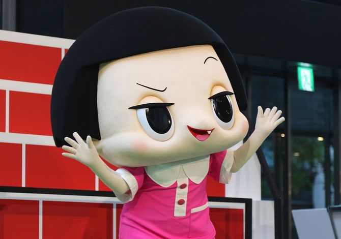 東京都千代田区の丸ビルで行われた「チコちゃんトークショー&RUGBY BENCH ART除幕式」に登場した、NHK人気番組のキャラクター「チコちゃん」=2019年6月15日