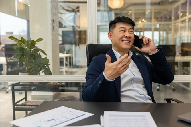 楽しそうに電話する男性