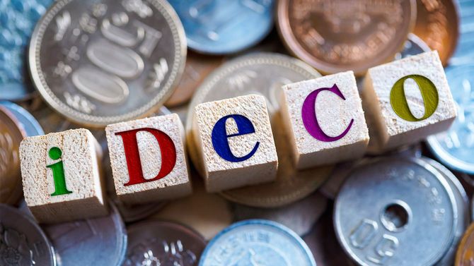 多数のコインの上にiDeCoのブロック文字