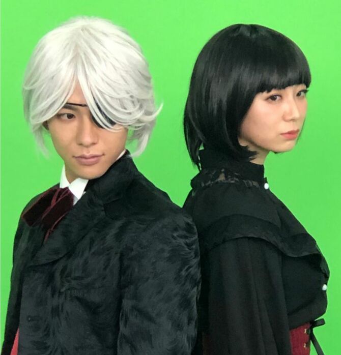 出典=カンテレ「八雲とセツの怪談事件簿」トレーラーよりアニメの主人公を演じた2人。グリーンバックのスタジオでセリフ撮影した新人の秦令欧奈アナと田中友梨奈アナ。