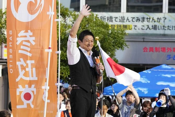 参院選の投開票日の翌日、東京・新橋駅前で行われた集会で手を振る参政党の神谷宗幣代表