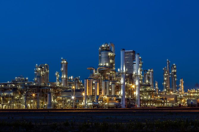 夜の石油化学コンビナート