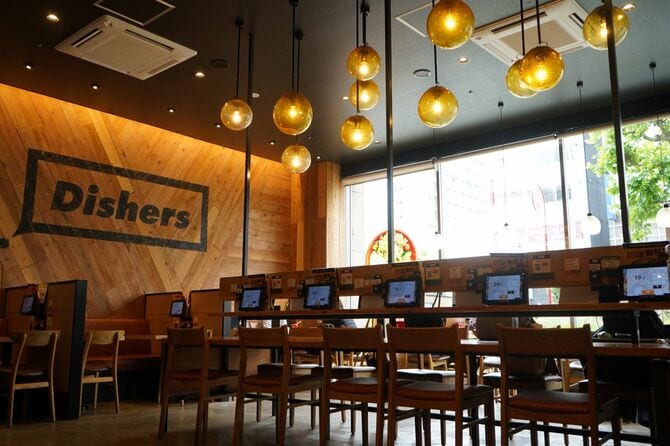 カウンター席が多く、カフェのような雰囲気もある店内