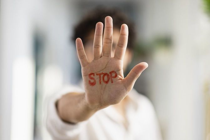 突き出された手のひらには「STOP」の文字