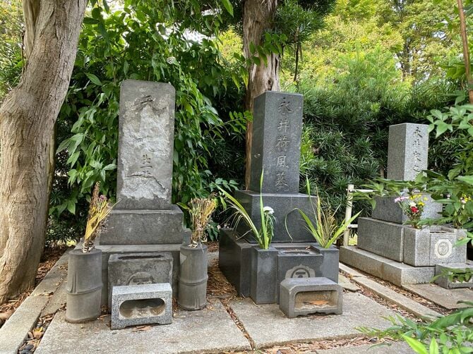 小松石でできた永井荷風の墓