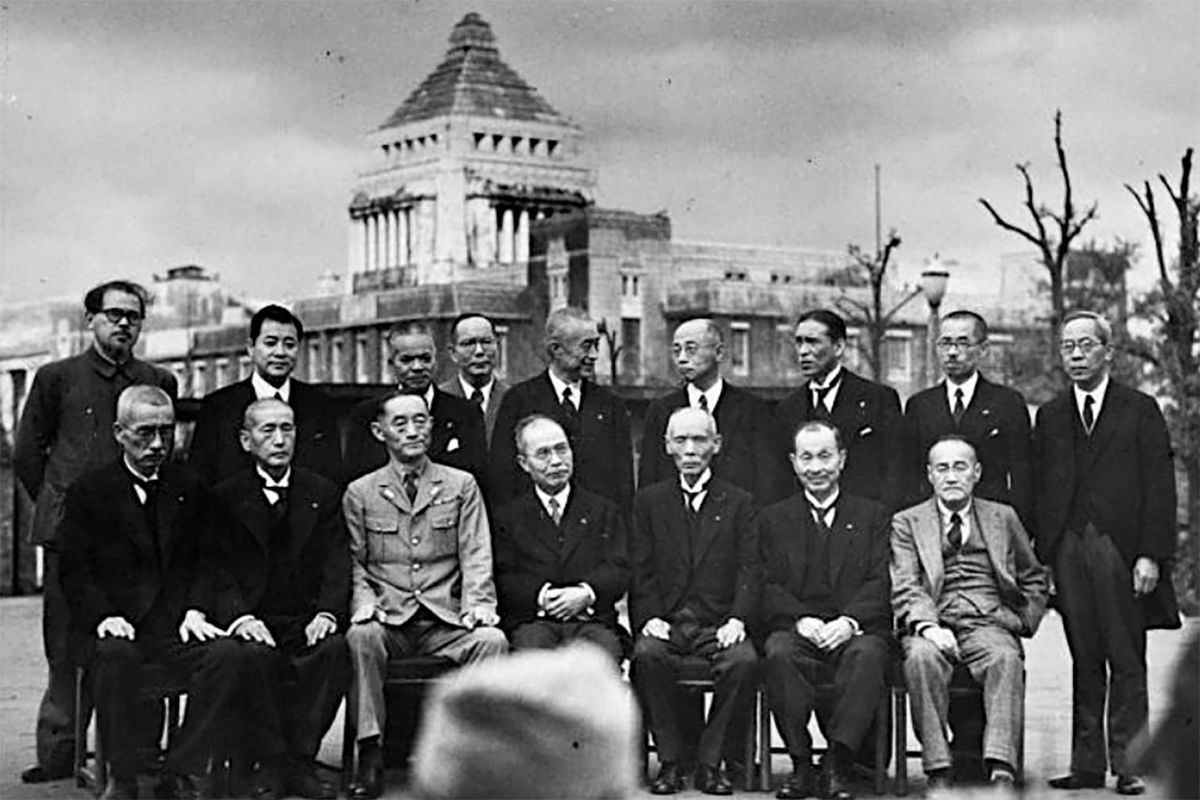 幣原内閣発足の記念撮影。前列左から4人目が幣原喜重郎総理、前列最右が吉田茂外務大臣、後列右から2人目が渋沢敬三大蔵大臣