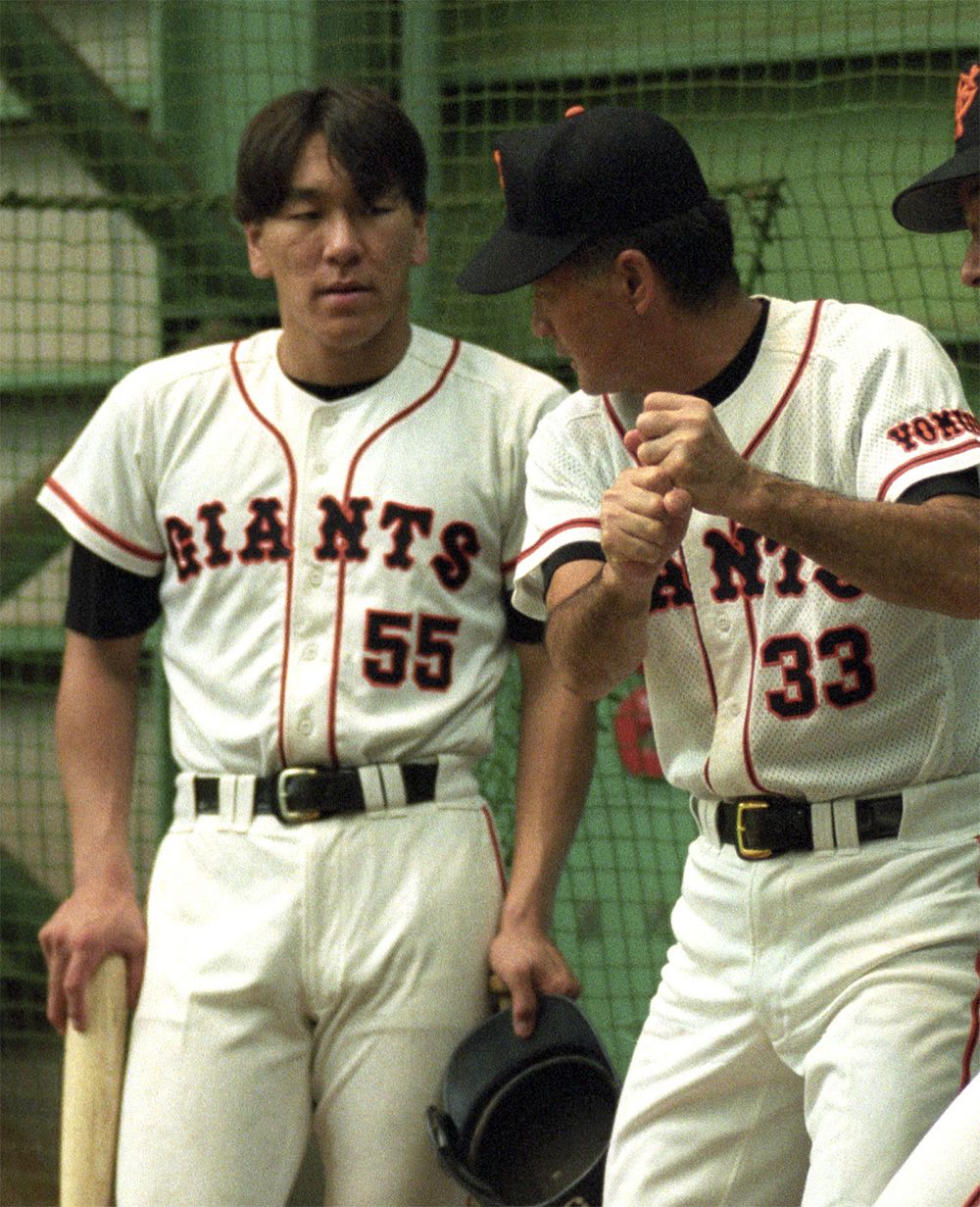 1994年9月、松井秀喜外野手（左）に打撃指導する巨人の長嶋茂雄監督＝ジャイアンツ球場室内練習場