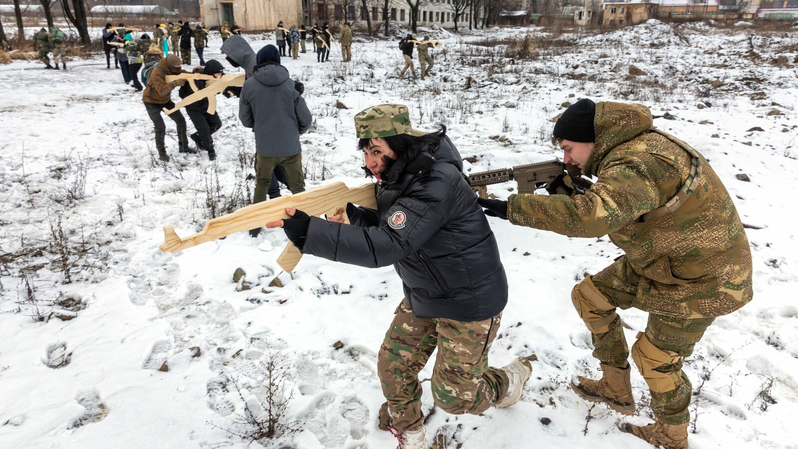 怒れるウクライナ市民たちが丸腰でロシア戦車に立ち向かっている 武器を一切使うことなく､道路封鎖でロシアの進行を妨げる