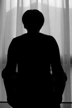 窓の前に座る人のシルエット