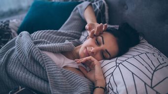 週末に平日より2時間長く寝る人は"睡眠負債"