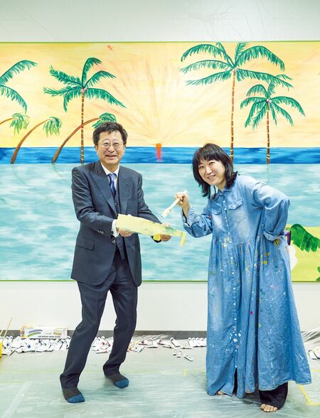 鳥取大学医学部附属病院の原田省病院長（左）と作家・画家の大宮エリーさん（右）