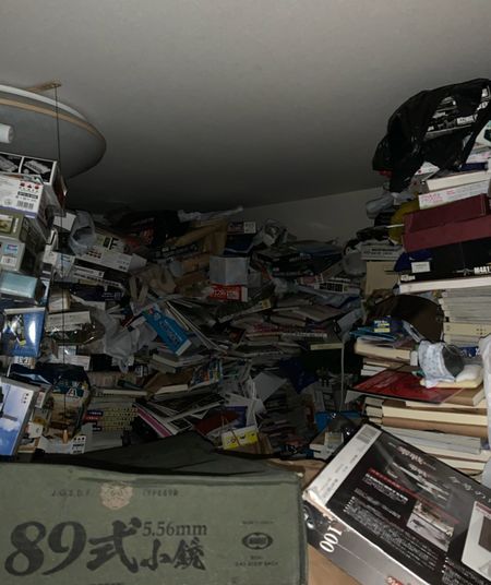 あるゴミ屋敷の室内。天井まで趣味のプラモデルなどが積み上げられていた。