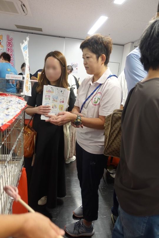 「あまみの猫引越し応援団」の団長を務める齊藤獣医師(右)