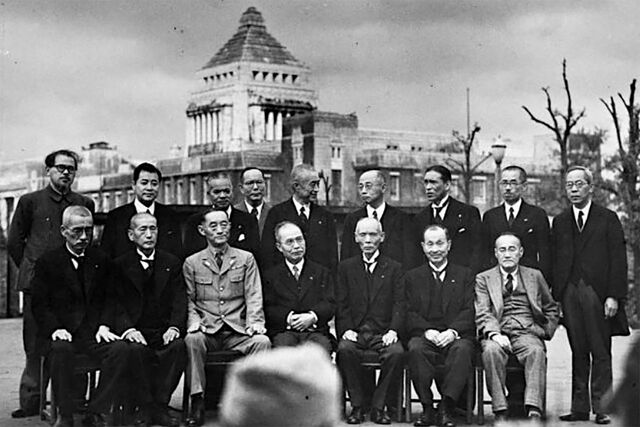 幣原内閣発足の記念撮影。前列左から4人目が幣原喜重郎総理、前列最右が吉田茂外務大臣、後列右から2人目が渋沢敬三大蔵大臣
