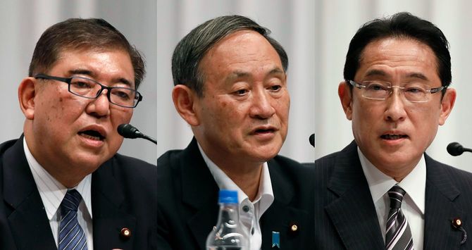 2020年9月9日、東京・自由民主党本部で自由民主党青年局・女性局主催の討論会に出席する石破茂氏（左）、菅義偉氏（中央）、岸田文雄氏（右）。