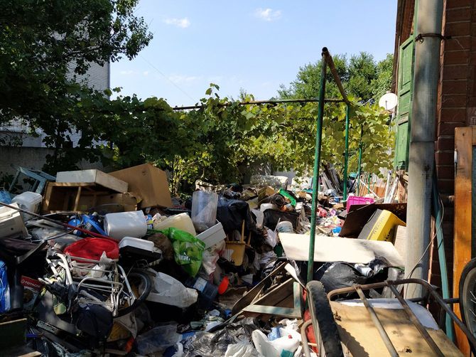ゴミや不用品であふれている庭