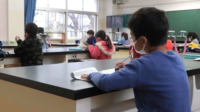 臨時休校になり校内を開放して児童を預かる小学校＝2020年3月2日、さいたま市浦和区