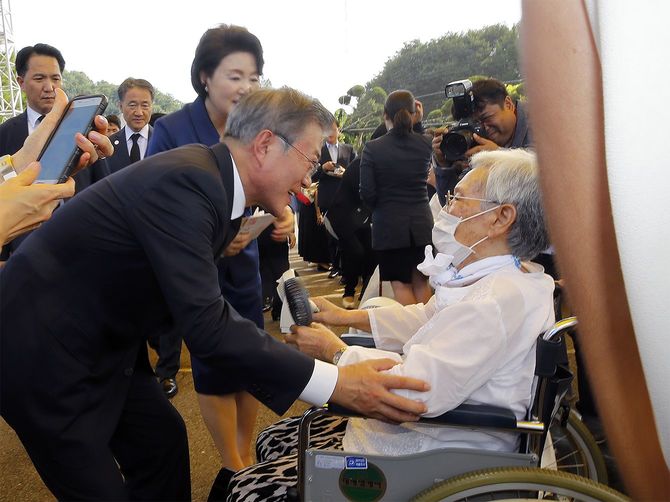 元慰安婦と対面する韓国の文在寅大統領（韓国・天安）＝2018年8月14日