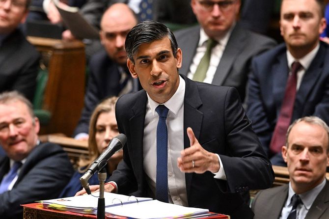 英国議会下院で行われた週1回の首相質問で発言するリシ・スナク首相＝2023年1月18日