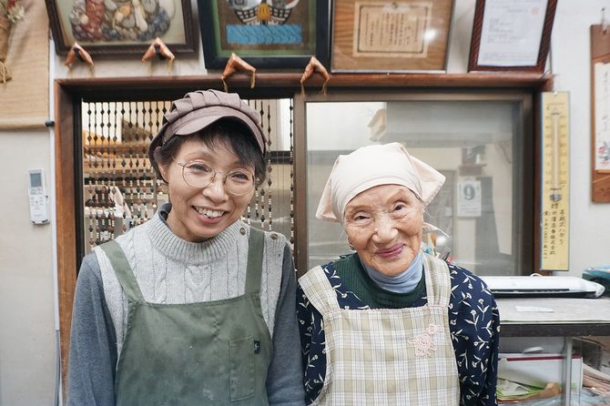 敏子さんの義娘の昭美さん（左）。孫の由香里さんは残念ながら不在だった