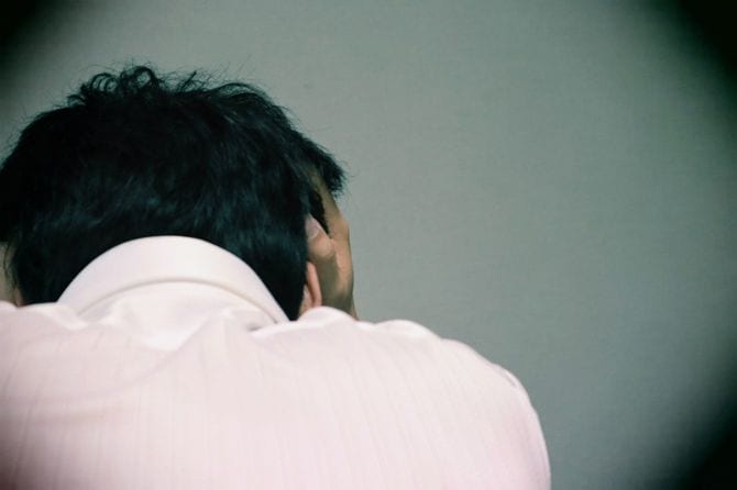 落ち込んだビジネスマンのクローズアップ