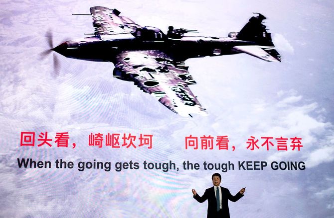 2020年5月18日、中国南部広東省深圳市の華為本社で開催された「華為グローバルアナリストサミット2020」で講演する華為回転会長の郭平氏。世界中からチップ供給を遮断しようとするトランプ政権の動きに、世界の産業に混乱をもたらす「悪質な」攻撃だと非難した。