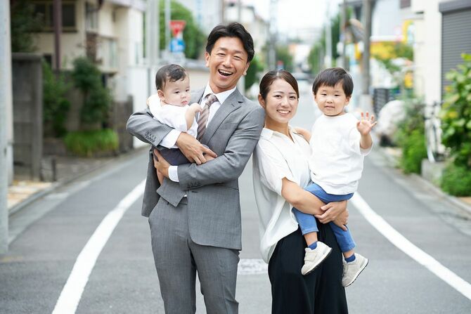 住宅街に佇む笑顔の家族