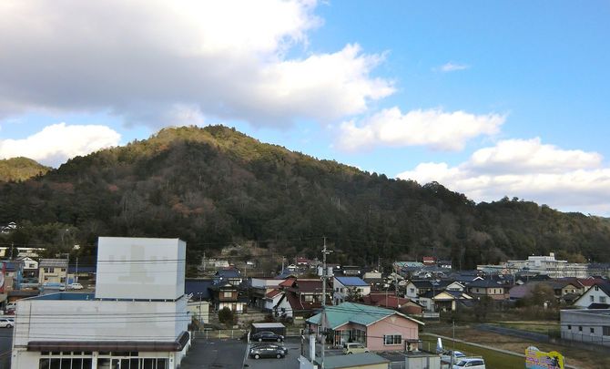 吉田郡山城跡の遠景（安芸高田市）