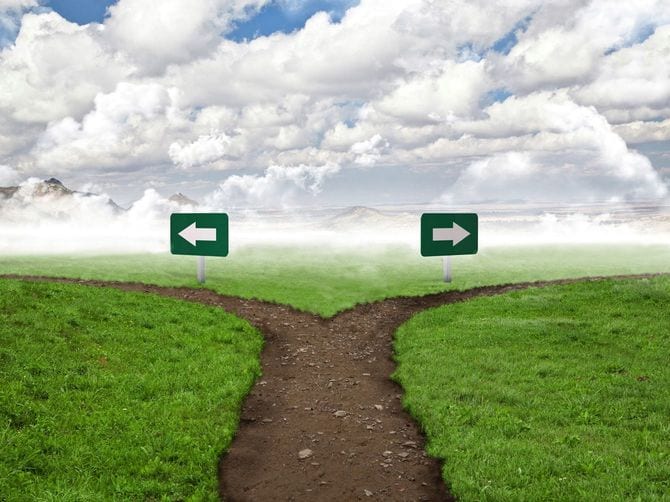 霧がかった三叉路