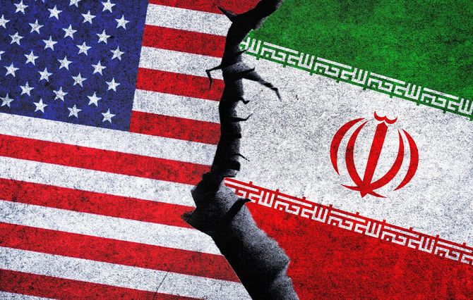 星条旗とイラン国旗の描かれたブロックが激しくぶつかり合っている