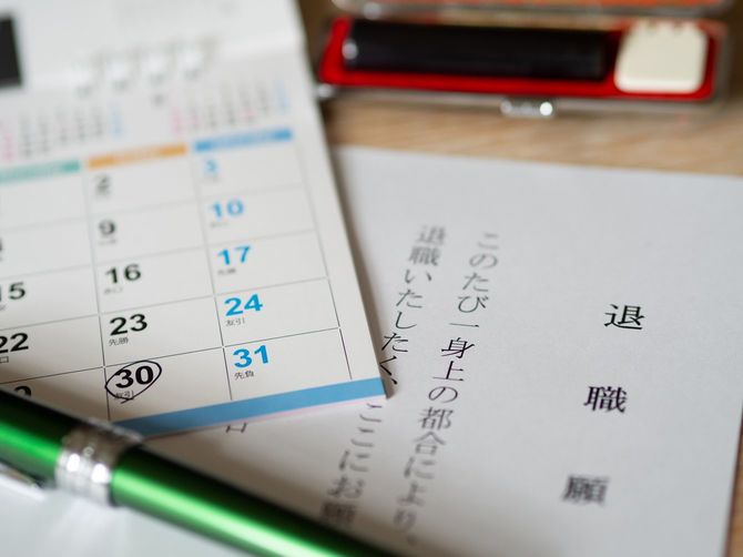 辞表と丸印を付けたカレンダー
