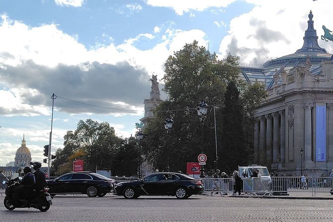 パリの大手タクシー会社G7の「カムリ」タクシー。同社は、運航する車両の85%以上がハイブリッドないしBEVであることを理由にサステイナブルな企業だとアピールしている。