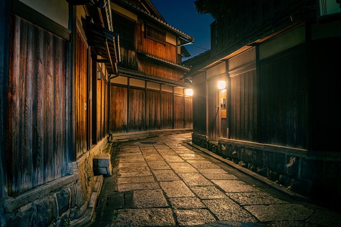夜の明かりに照らされた古い京都の街並み
