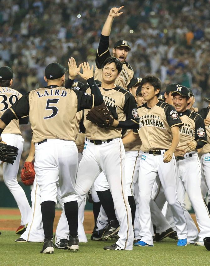 4年ぶりのパ・リーグ優勝を決め、喜ぶ日本ハム（当時）の大谷翔平投手（中央）ら