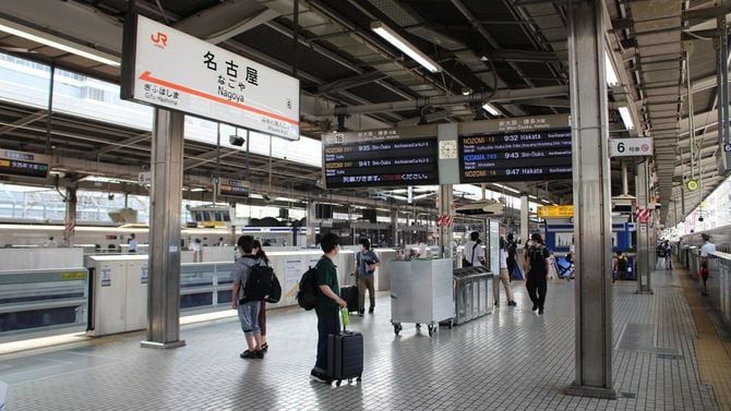 愛知県独自の緊急事態宣言発令でお盆の帰省客はまばらとなった東海道新幹線の名古屋駅ホーム＝2020年8月8日午前、名古屋市中村区