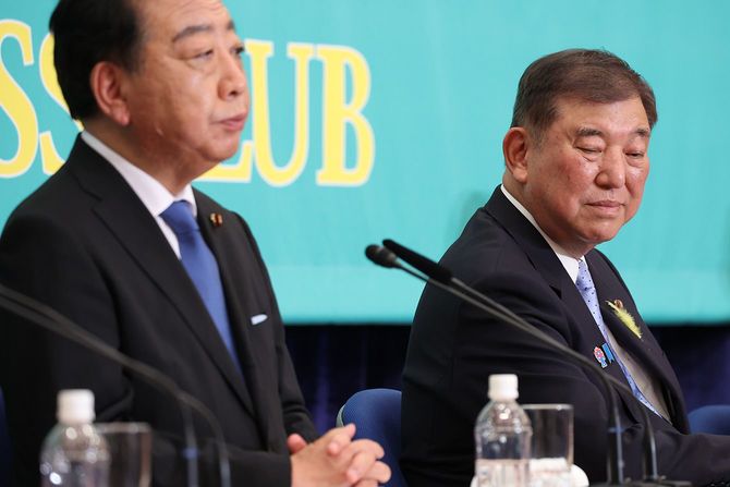 日本記者クラブ主催の党首討論会に臨む石破茂首相(右、自民党総裁)と立憲民主党の野田佳彦代表=2025年7月2日、東京都千代田区