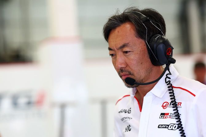2026年7月4日、F1イギリスグランプリで指示を出す小松代表