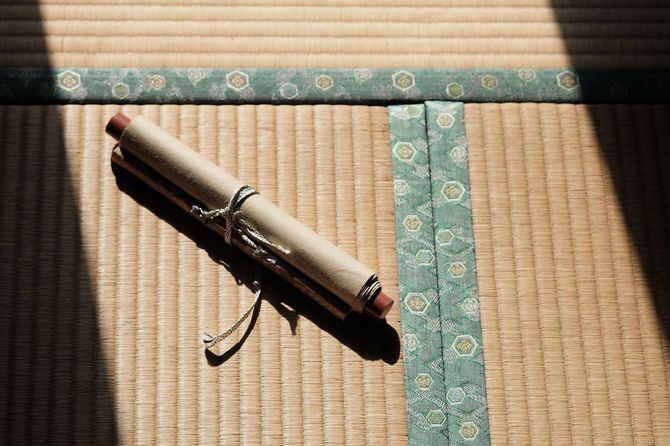 畳の上に置かれた巻物