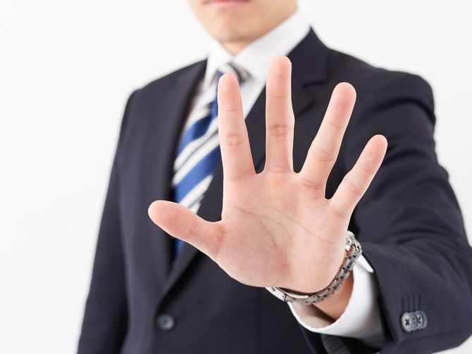 ストップサインを出す日本の男性ビジネスマン