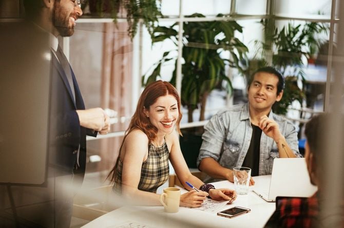 創造的な起業家とビジネスの人々のグループ