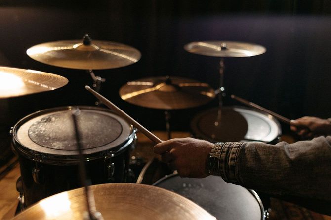 ドラムを演奏するドラマーの手元