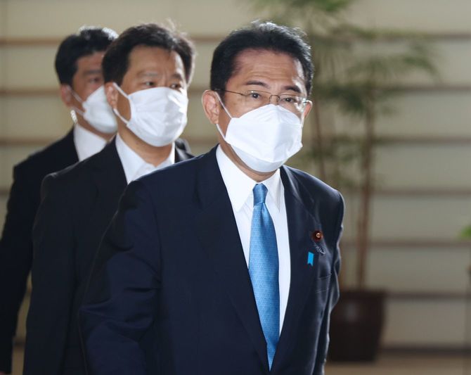 首相官邸に入る岸田文雄首相（手前）＝2022年8月15日、東京・永田町