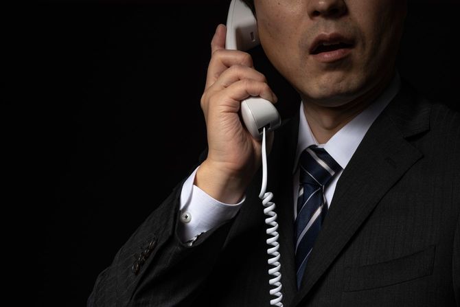 電話で話す男性