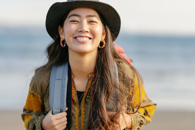 こちらに笑顔を向ける女性