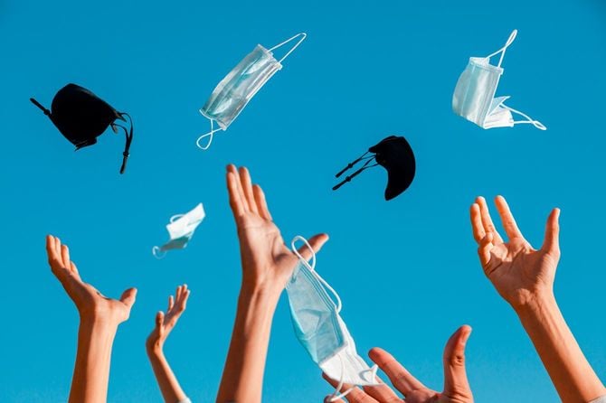 マスクを空中に投げる