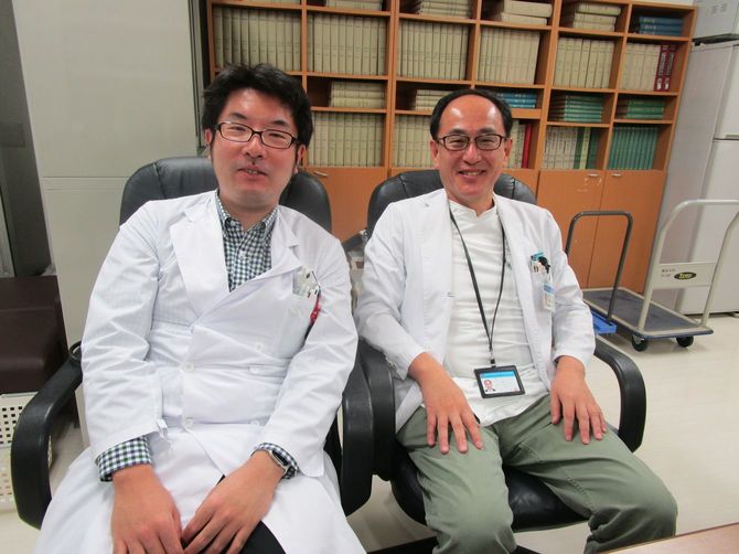 自治医科大学医学部内科学講座神経内科部門の松薗構佑講師と同大学同部門の藤本茂教授。